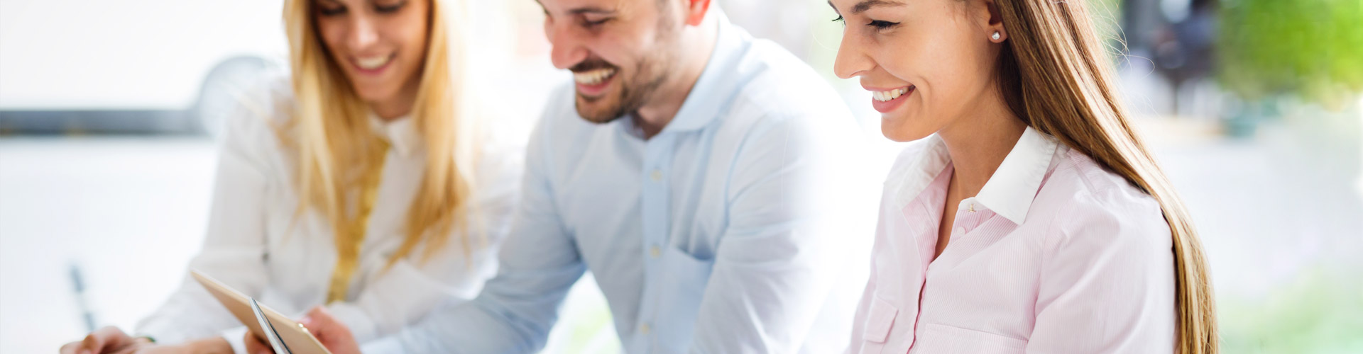 Descuentos Comercial y Anticipo - Equipo de trabajo joven con camisa trabajando juntos en una sala de reuniones con sus portatiles Descuentos Comercial y Anticipo - Equipo de trabajo joven con camisa trabajando juntos en una sala de reuniones con sus portatiles