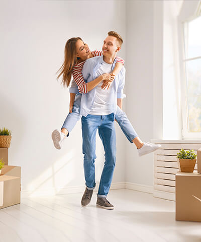 Ventajas para Particulares - Una pareja joven feliz mudandose a su nueva casa Ventajas para Particulares - Una pareja joven feliz mudandose a su nueva casa