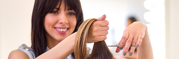 Porque somos así Nuevos - Joven peluquera cortándole el pelo a una cliente en su peluquería con tijeras Porque somos así Nuevos - Joven peluquera cortándole el pelo a una cliente en su peluquería con tijeras