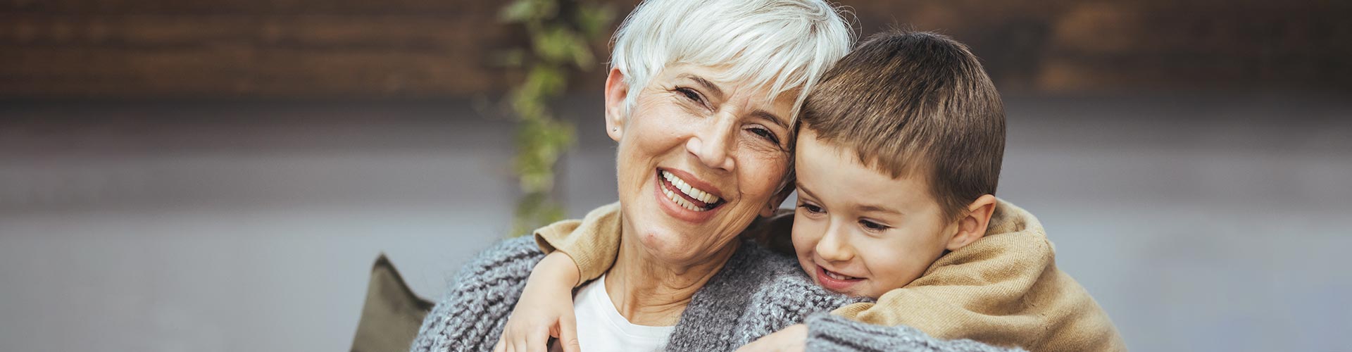 Porque somos así Pensiones - Abuela pensionista juega y consiente a su nieto