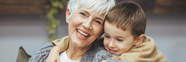 Porque somos así Pensiones - Abuela pensionista juega y consiente a su nieto