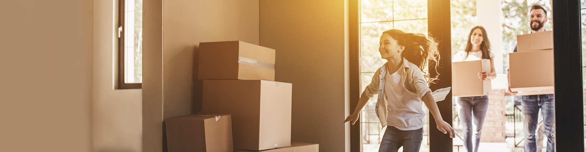 Hipotecas - Pareja con su hija mudándose a su nueva casa felices rodeado de cajas Hipotecas - Pareja con su hija mudándose a su nueva casa felices rodeado de cajas