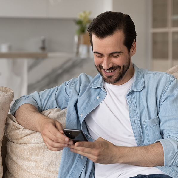 Chico creando una cuenta online en la app Ruralvía de su móvil