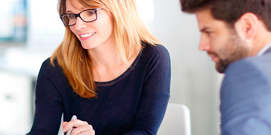 Promoción Finanzás - Una asesora ayuda a un cliente para contratar financiación a corto plazo en Caja Rural del Sur