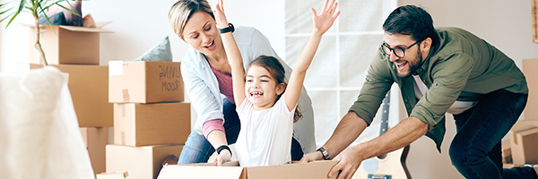 Una familia disfruta de su nueva casa con la hipoteca al 100% para funcionarios de Caja Rural del Sur