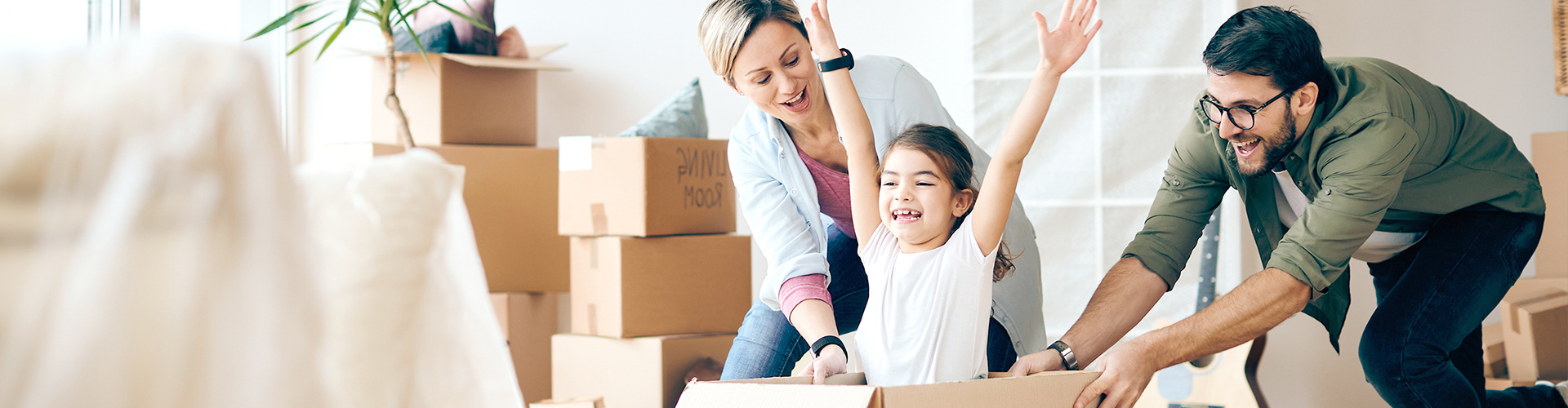 Una familia disfruta de su nueva casa con la hipoteca al 100% para funcionarios de Caja Rural del Sur