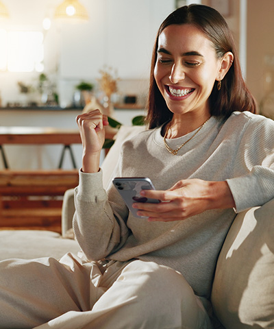 Chica gana dinero con su cuenta remunerada de Caja Rural del Sur Chica gana dinero con su cuenta remunerada de Caja Rural del Sur