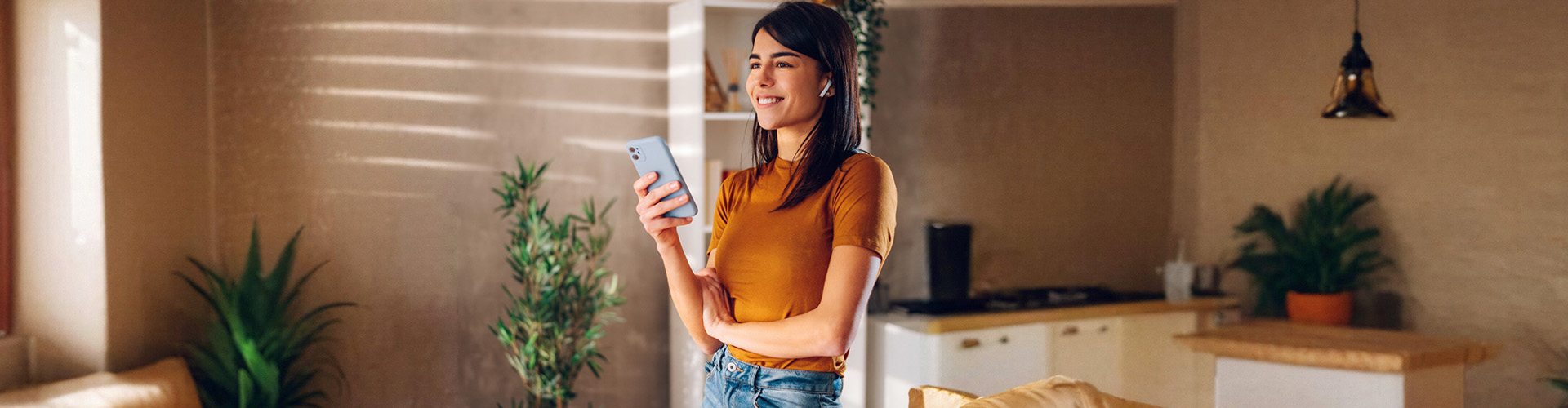 Chica mira su cuenta de Caja Rural del Sur desde la app Ruralvia