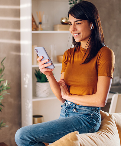 Chica gana dinero con su cuenta digital remunerada de Caja Rural del Sur