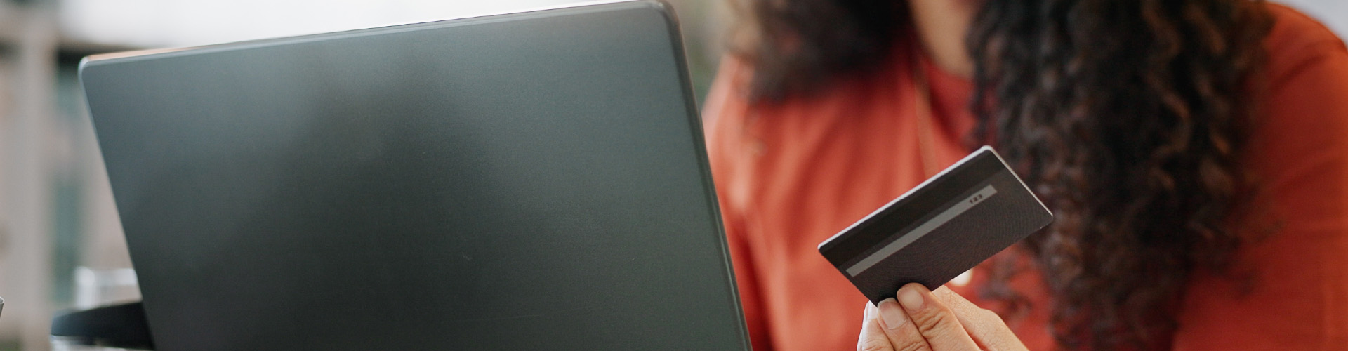 Mujer paga online sus tributos