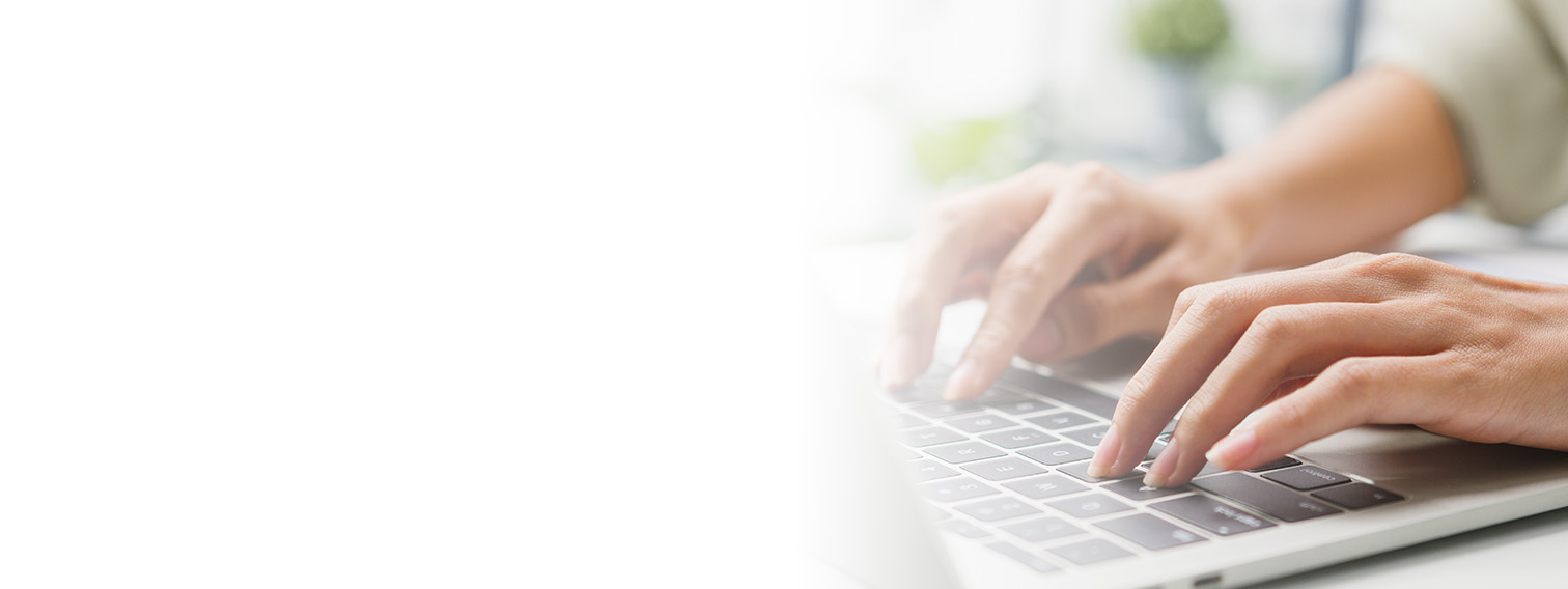 mujer trabaja escribiendo en un ordenador portátil