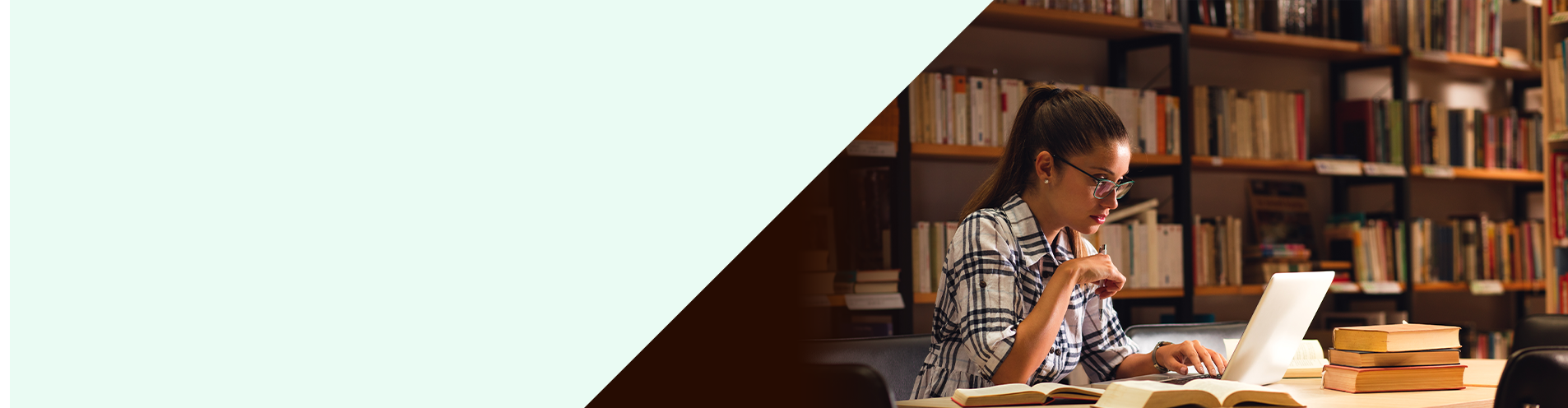 chica estudiando en una biblioteca