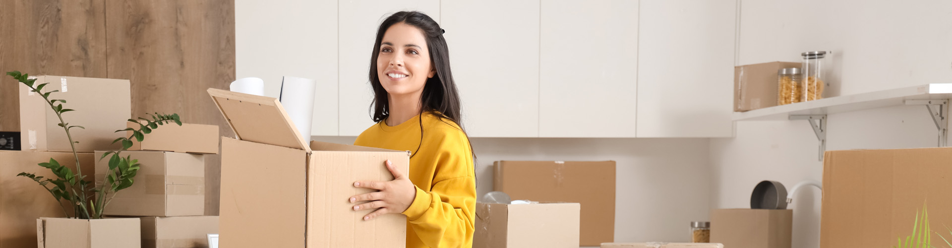 Chica se muda a su nueva casa con la hipoteca joven in 95 de Caja Rural del Sur