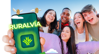 chicos y chicas jovenes con la app de ruralvía