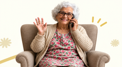 señora "Paquita" sentada en el sillón hablando por teléfono