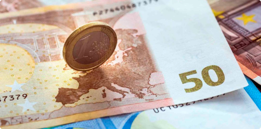 billete de 50 euros y moneda de 1 euro de los fondos next generation con una cuenta para autónomos de Caja Rural del Sur 