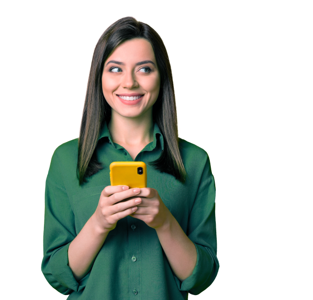 chica sonriente con camiseta verde y un móvil amarillo abre una cuenta para autónomos en Caja Rural del Sur