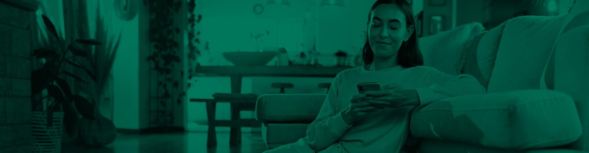 Chica mira su cuenta de Caja Rural del Sur desde la app Ruralvia Chica mira su cuenta de Caja Rural del Sur desde la app Ruralvia