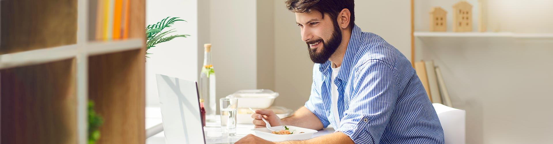 Porque somos así Nóminas - Trabajador en la oficina almuerza la comida que ha traído de casa