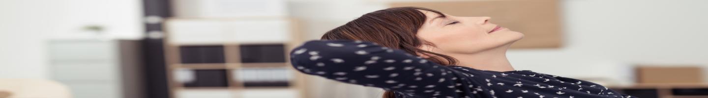 Domicilia tus recibos - Mujer descansando relajada en una silla