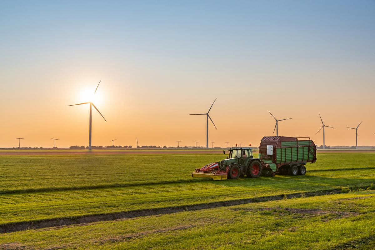 Maquinaria agrícola trabajando el campo