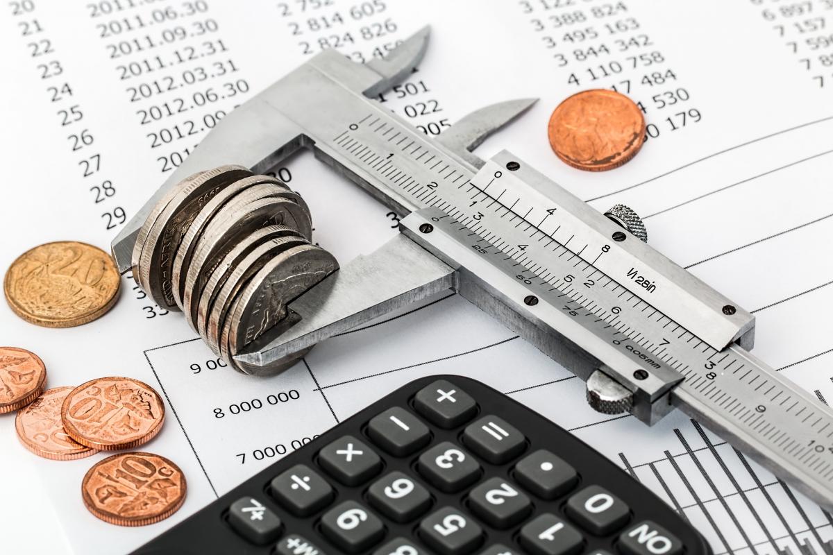 Elaborando un presupuesto con dinero y calculadora