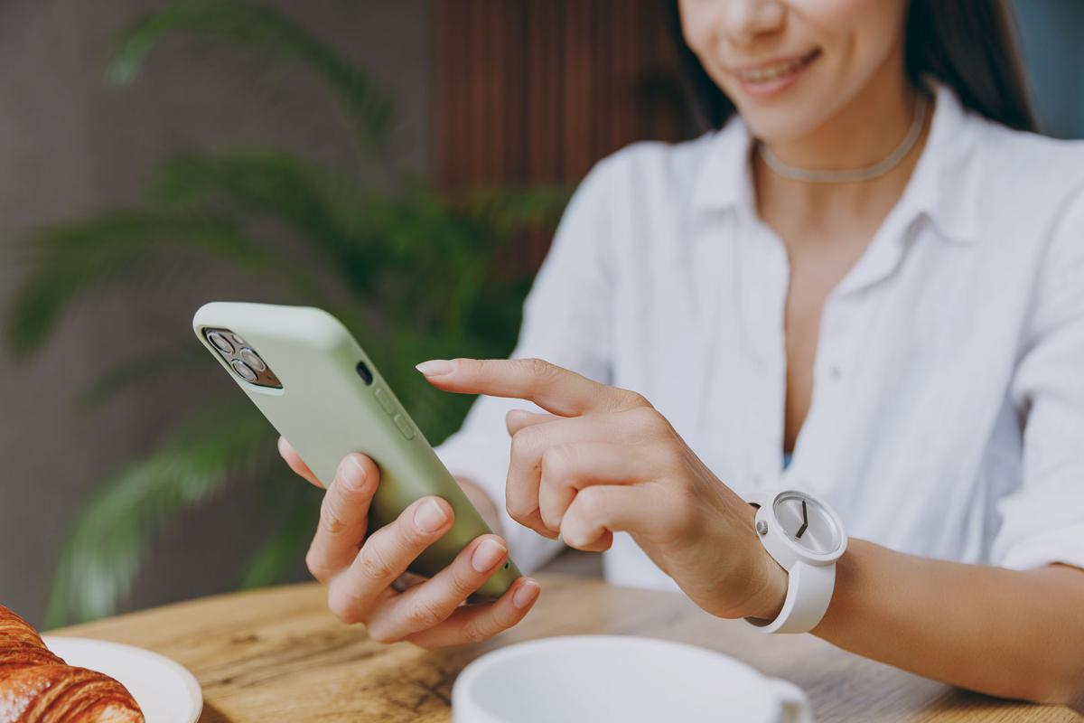 Chica usando la nueva app VIVESS de la Seguridad Social