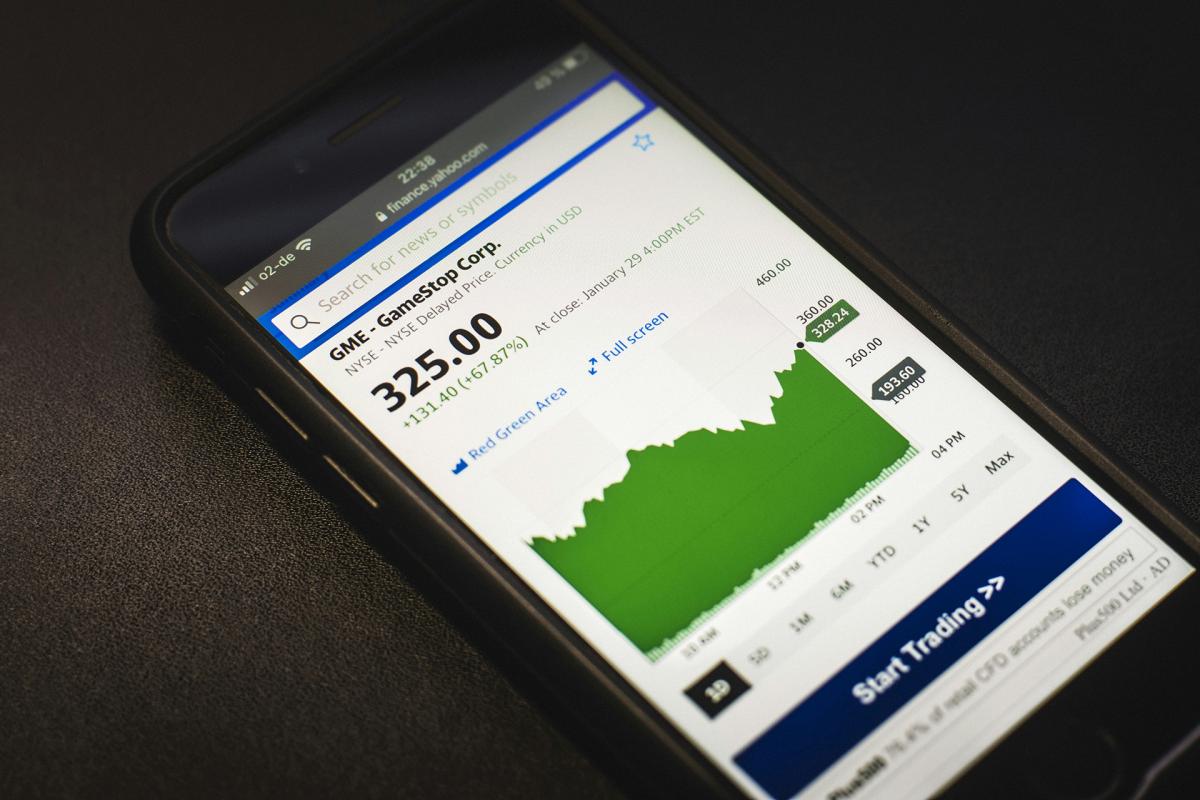 Pantalla de trading invirtiendo con el juego de bolsa de Caja Rural del Sur desde el móvil
