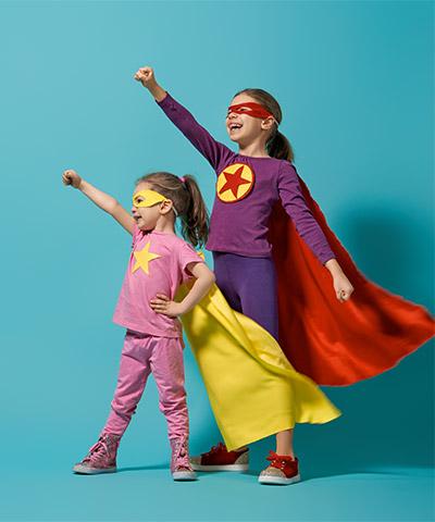 Ventajas para Particulares - Dos niñas jugando a ser superhéroes