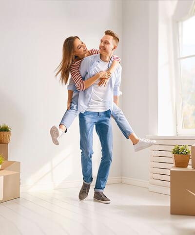 Ventajas para Particulares - Una pareja joven feliz mudandose a su nueva casa