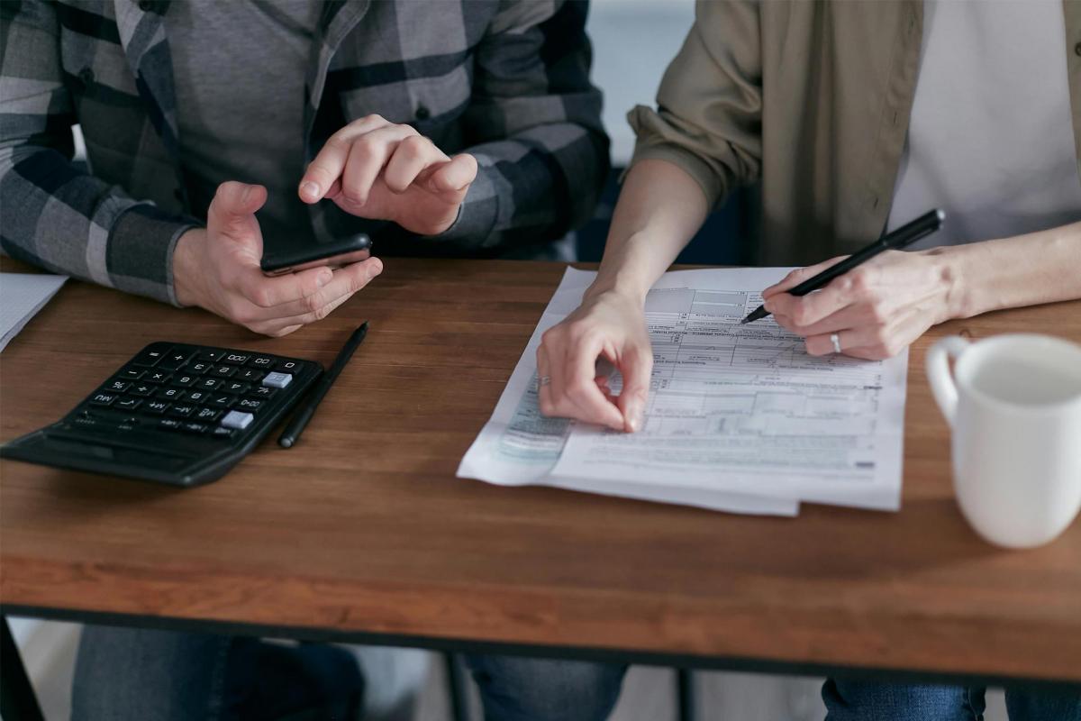 Dos personas haciendo la declaración de la renta Dos personas haciendo la declaración de la renta