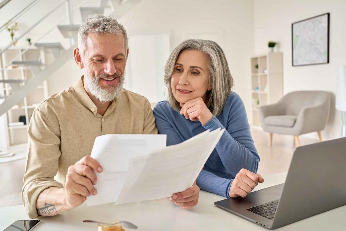 Pareja de edad avanzada estudian su jubilación Pareja de edad avanzada estudian su jubilación