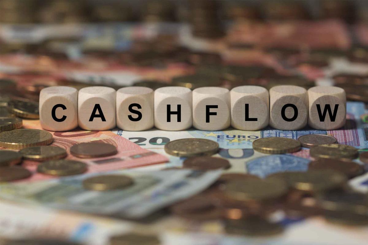 Fichas con letras forman la palabra cashflow Fichas con letras forman la palabra cashflow
