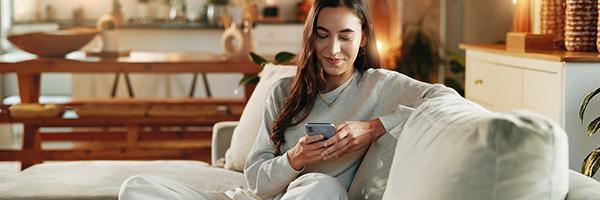 Chica mira su cuenta de Caja Rural del Sur en la app Ruralvía