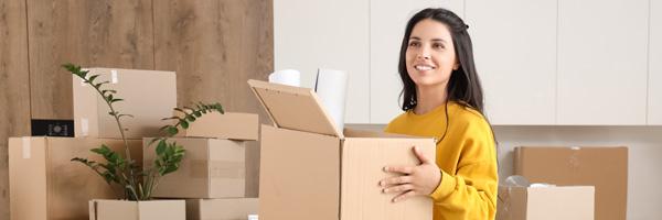 Chica se muda a su nueva casa con la hipoteca joven in 95 de Caja Rural del Sur