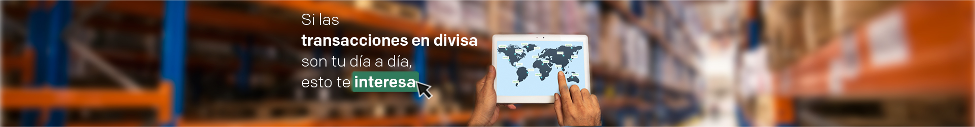 Campaña Cuenta en divisas - persona en un almacén consultando un mapa del mundo en tablet Campaña Cuenta en divisas - persona en un almacén consultando un mapa del mundo en tablet