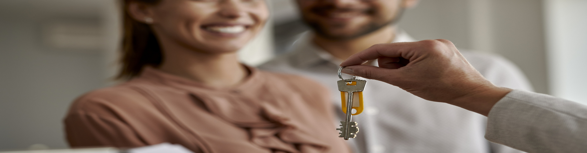 Una pareja recibe las llaves de una vivienda alquilada Una pareja recibe las llaves de una vivienda alquilada