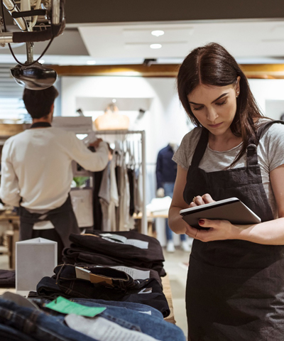 Ventajas Servicio PayGold - Mujer gestionando el stock de su comercio con tablet digital Ventajas Servicio PayGold - Mujer gestionando el stock de su comercio con tablet digital